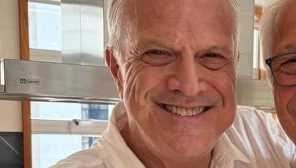 Pedro Bial posa com irmão e web se impressiona com semelhança