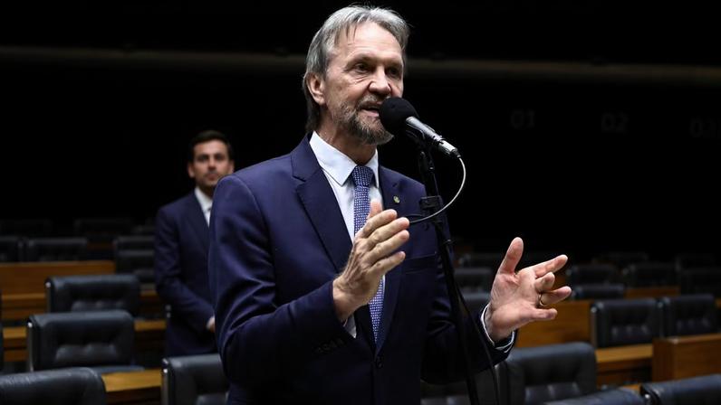 Deputado Pedro Uczai (PT-SC) em pronunciamento no plenário da Câmara — Foto: Vinicius Loures/Câmara dos Deputados