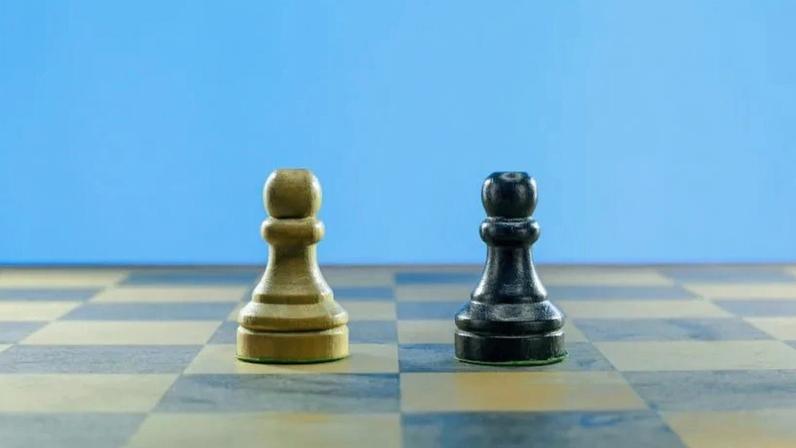 O Brasil conhece bem os efeitos de ciclos de polarização simplificadora; o eleitor médio hoje compara, testa e sente no cotidiano os efeitos reais das políticas, diz o articulista; na imagem, peças de xadrez representam a polarização