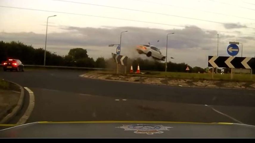 Motorista é condenado após carro voar durante perseguição policial no Reino Unido