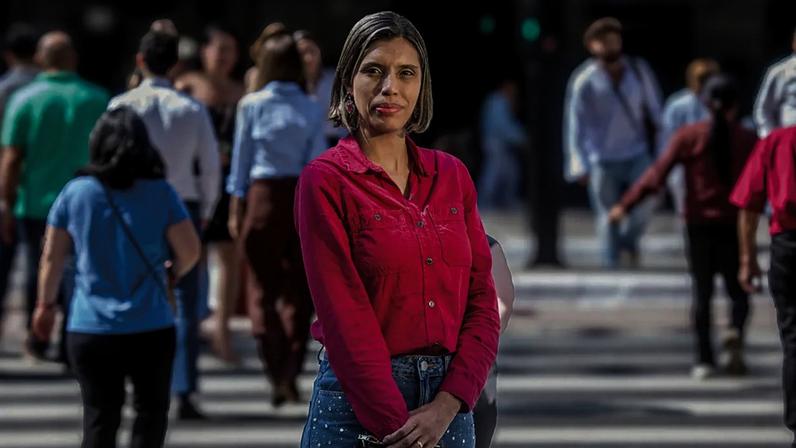 NO LIMITE - Após ficar desempregada, Cilene de Mattos, 36 anos, e o marido decidiram pegar um empréstimo de 17 000 reais para pagar as contas. Hoje ela trabalha como analista de marketing, mas o casal segue arcando com o custo do crédito contratado. A conta não fecha: “O salário vai embora muito rápido. Em cinco minutos você paga o condomínio e as contas de água e de luz. Quando vê, já acabou o dinheiro”.