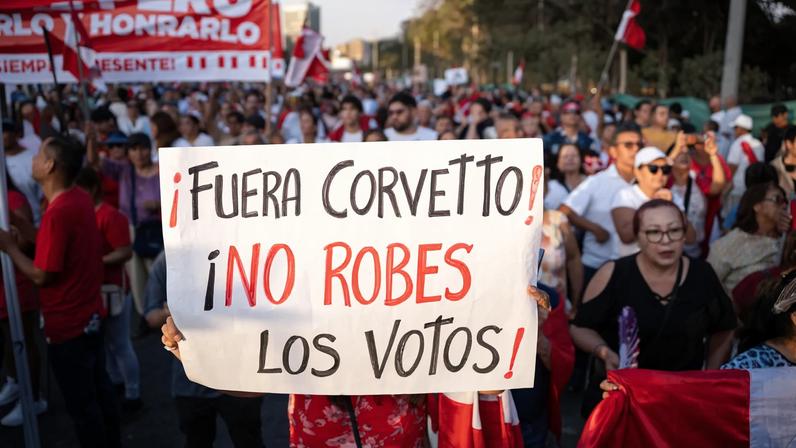Apoiadores de Rafael López Aliaga vão às ruas em Lima em meio a acusações de fraude e atraso na divulgação dos resultados (Foto: EFE/ John Reyes)