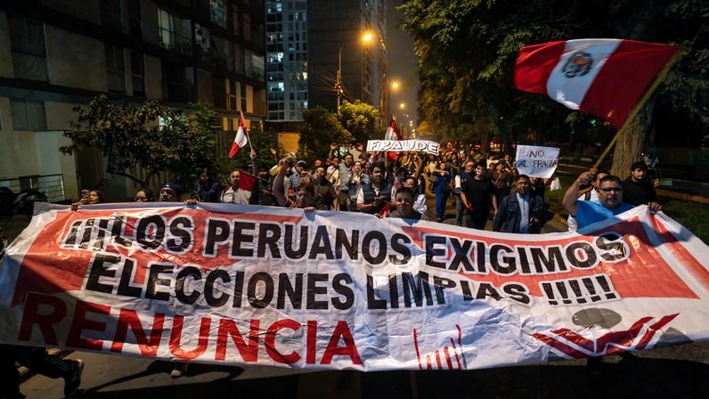 Apoiadores do candidato conservador Rafael López Aliaga em protesto em Lima na terça-feira (14) (Foto: John Reyes/EFE)