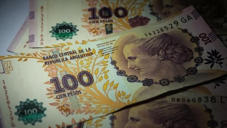 O dado de março interrompe a trajetória de fevereiro, quando a inflação mensal havia se mantido em 2,9%, mesmo patamar de janeiro; na imagem, notas de pesos argentinos