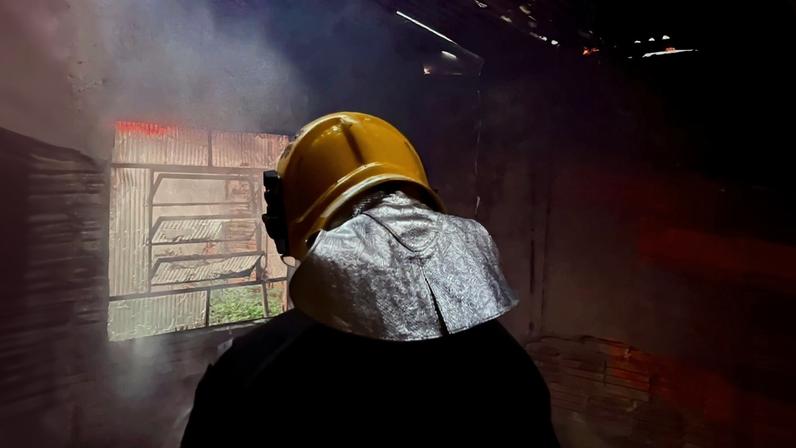 Pessoa fica ferida e é resgatada pelo Corpo de Bombeiros após incêndio atingir casa, em Pirapora