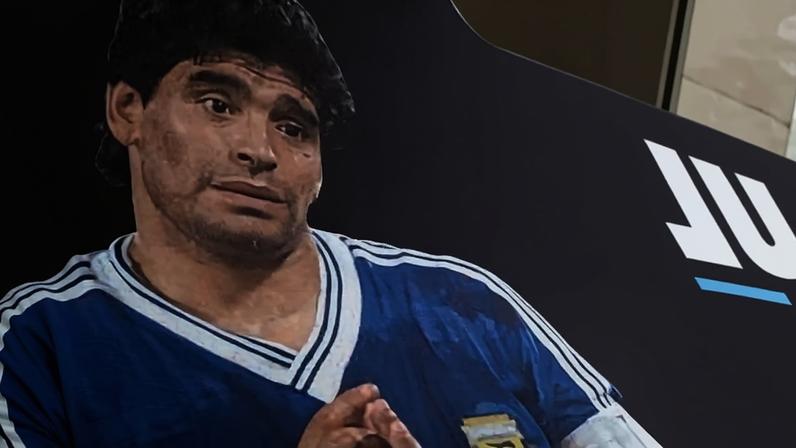 Pessoas protestam na frente do Tribunal de San Isidro durante julgamento da morte de Maradona