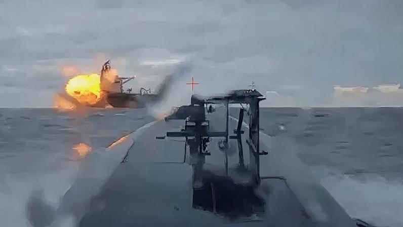 Um drone marítimo ucraniano mostra o Dashan, um petroleiro alvo de sanções, sendo atingido por outro drone no Mar Negro na terça-feira, 9 de dezembro, em uma imagem de um vídeo compartilhado pelo Serviço de Segurança da Ucrânia