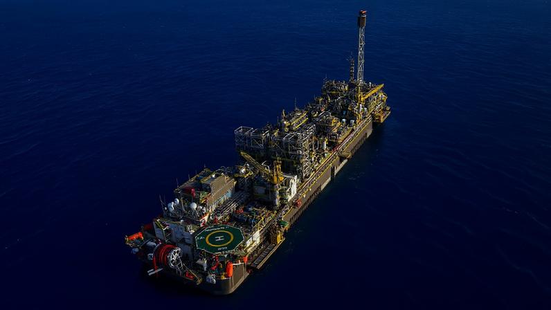 Presidente do TRF2 atendeu ao pedido da União. Na imagem: navio-plataforma P-71, no campo de Itapu, no pré-sal da Bacia de Santos. (Foto: Tânia Rêgo/Agência Brasil)