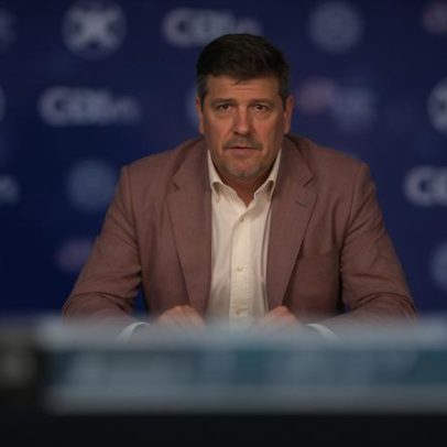 Treinador Mike Vrabel fala com a imprensa em conferência pré-draft