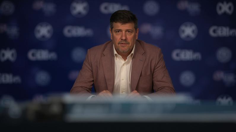 Treinador Mike Vrabel fala com a imprensa em conferência pré-draft