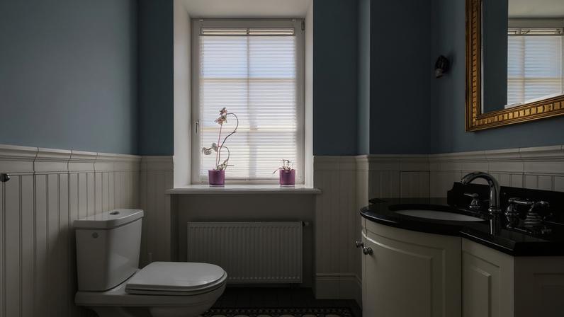 Truque para eliminar manchas de mofo nos cantos do banheiro