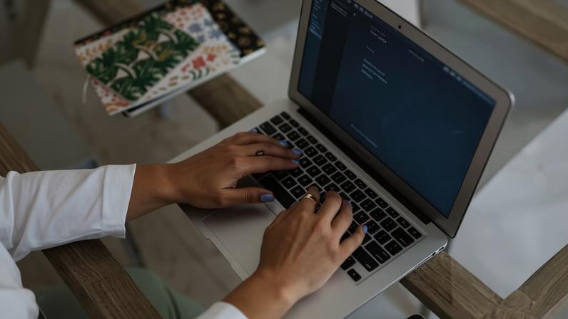 Dá para descobrir tudo sobre um homem pesquisando na internet? Delegadas garantem que não — Foto: www.kaboompics.com/Pexels