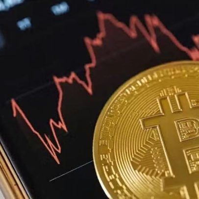 Bitcoin recua para US$ 77 mil com tensões EUA-Irã e decisão do Fed