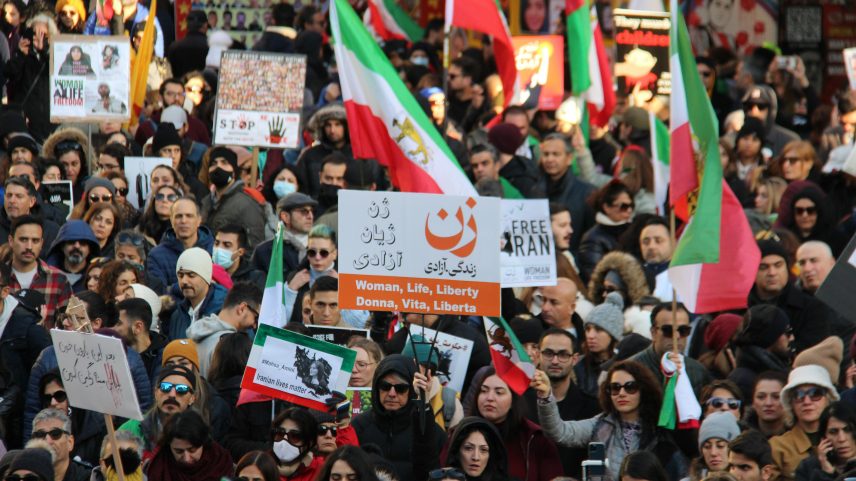 Irã convoca jovens para formar corrente humana em usinas de energia