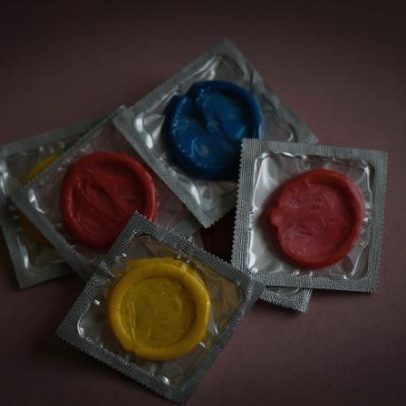 Guerra no Irã pode comprometer acesso a sexo seguro, aponta estudo