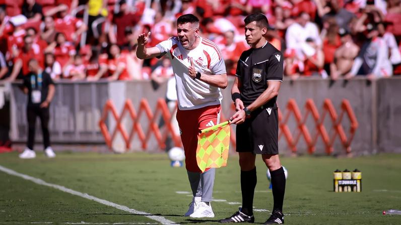 Técnico Paulo Pezzolano na derrota do Inter para o Mirassol — Foto: Maxi Franzoi/AGIF