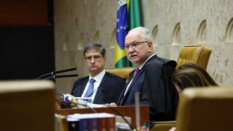 O procurador-geral Paulo Gonet (esq.) e o presidente do STF, ministro Edson Fachin (dir.), durante sessão plenária | Luiz Silveira/STF