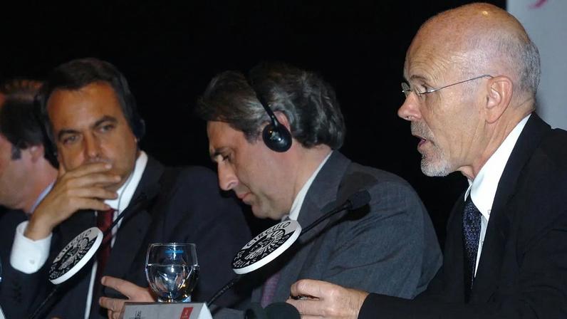 O filósofo Philip Pettit (à direita) em foto de 2004, durante conferência na Espanha. (Foto: Mondelo/EFE)