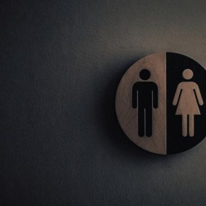 Defensoria do MS investiga lei que restringe banheiros a mulheres trans