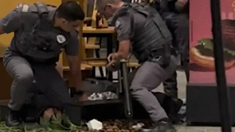 Homem com espada é imobilizado por PMs com arma de choque no Aeroporto de Viracopos
