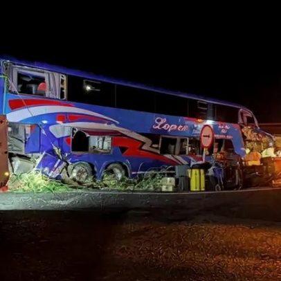 Acidente entre carreta e ônibus que levava religiosos deixa mortos e feridos MG