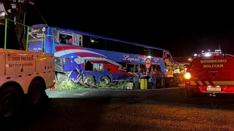 Batida entre carreta e ônibus que levava religiosos deixa dois mortos em MG