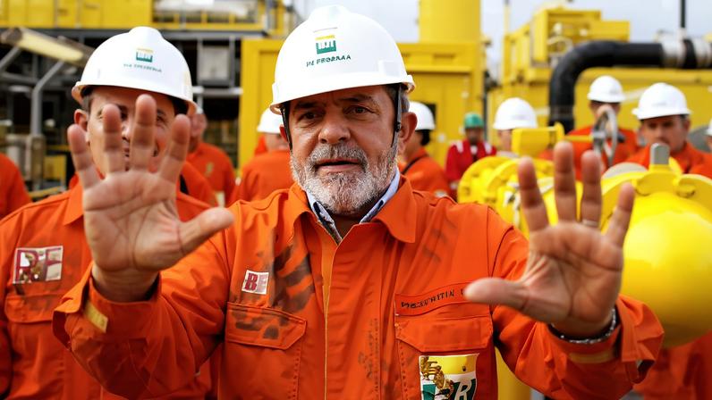 Pré-sal virou promessa vazia: decisões ideológicas enfraqueceram o refino e aumentaram a dependência externa, expondo o Brasil a crises e riscos globais. (Foto: Ricardo Stuckert/PR)
