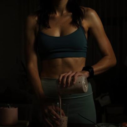 Duas vitaminas caseiras ricas em proteína para ganhar músculo