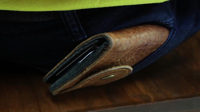 Síndrome da carteira: veja o risco de sentar com o objeto no bolso