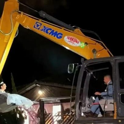 Noiva chega ao altar em escavadeira conduzida pelo noivo