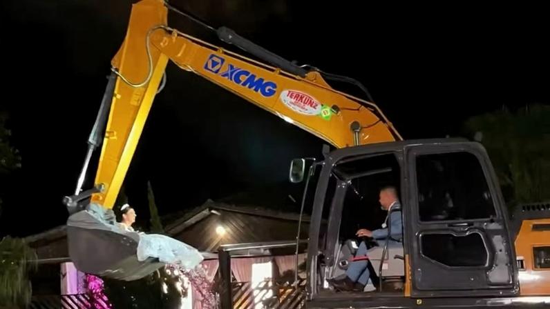 Vídeo: noiva chega ao altar em escavadeira operada pelo noivo