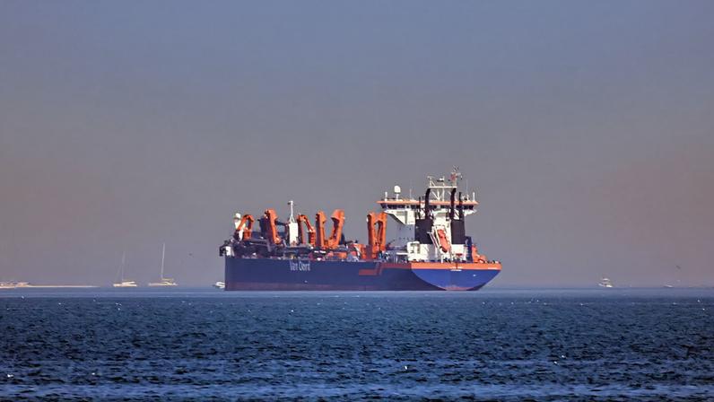 Navio petroleiro atravessa o Estreito de Ormuz, ponto estratégico do comércio global de energia, em meio a tensões geopolíticas que elevam o risco de bloqueios e afetam cadeias econômicas em todo o mundo. (Foto: EFE/EPA)