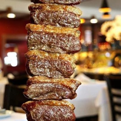 Texto analisa preferência por carne na grelha e rejeita churrasco em rodízio