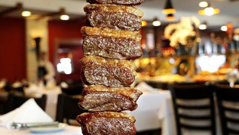 Texto analisa preferência por carne na grelha e rejeita churrasco em rodízio