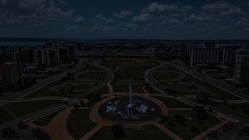 O projeto emblemático de Brasília, concebido por Lúcio Costa, permanece como referência e alimenta debates sobre arquitetura e urbanismo modernos