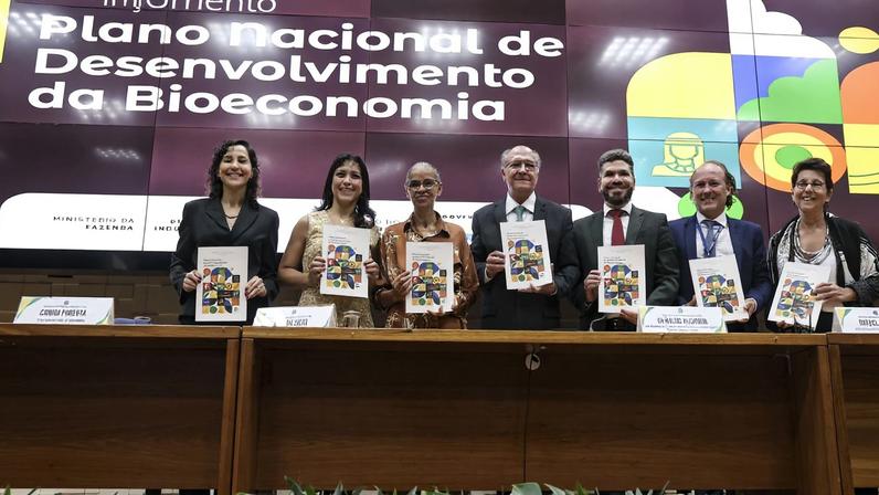 Brasília (DF), 01/04/2026 - A ministra do Meio Ambiente e Mudança do Clima, Marina Silva, e o vice-presidente da República, Geraldo Alckmin, participam do lançamento do Plano Nacional de Desenvolvimento da Bioeconomia (PNDBio), que marca uma virada na estratégia de desenvolvimento do país ao posicionar a biodiversidade como ativo econômico. Foto: Marcelo Camargo/Agência Brasil