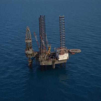 Petróleo sobe mais de 6% e atinge maior patamar em quase quatro anos