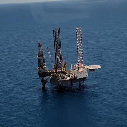 Petróleo sobe mais de 7% e atinge maior patamar em quase quatro anos