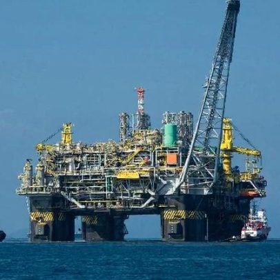 Petróleo fecha em alta após ameaças de Trump ao Irã e dúvidas sobre cessar-fogo