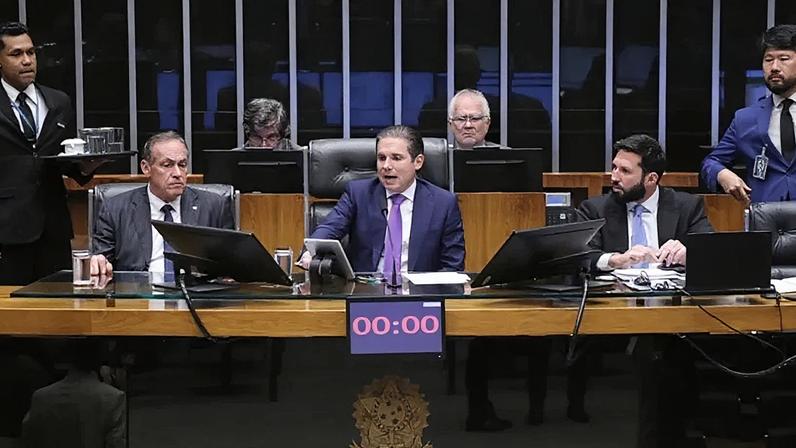 Na imagem, o presidente da Câmara dos Deputados, Hugo Motta (centro), durante sessão plenária