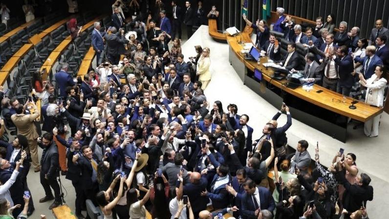 Deputados comemoram após derrubada do veto à Dosimetria
