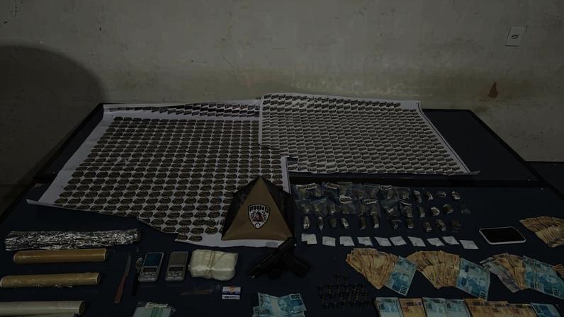 PM prende suspeito e apreende drogas, arma e mais de R$ 18 mil em Montes Claros