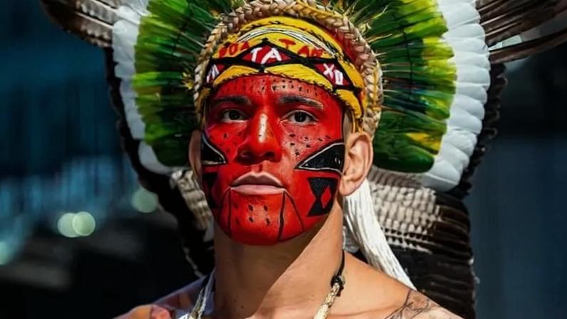 Poatan na pesagem cerimonial do UFC 320 (Foto: Reprodução Twitter ufc)