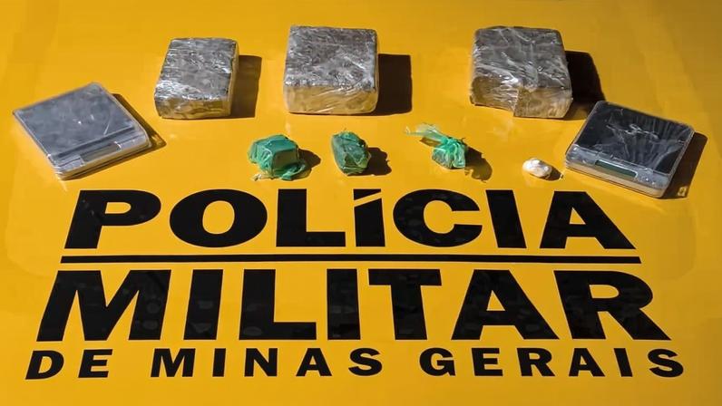 Polícia prende jovem e apreende drogas durante abordagem em ônibus que seguia de Santa Catarina para o CE na LMG-653