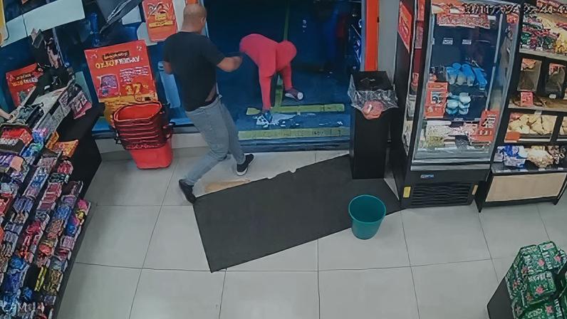 Policial executa jovem negro com tiros pelas costas em mercado na zona sul de SP