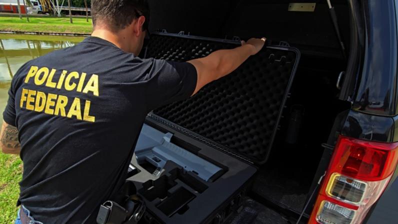 Foto colorida de policial federal atuando na segurança da COP30