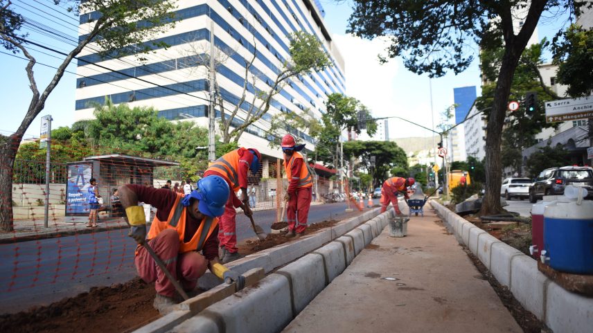 Obras, próximo à Praça da Bandeira, no bairro Mangabeiras, começaram em janeiro de 2024 e foram paralisadas em junho do mesmo ano