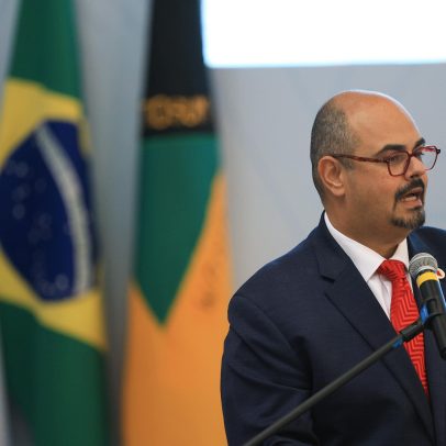 Cerimônia da Inconfidência reúne aliados de Simões em palanque eleitoral tenso