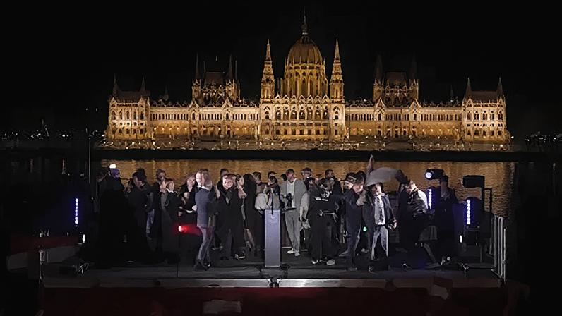 Político húngaro dançarino rouba a cena após discurso de vitória de Magyar