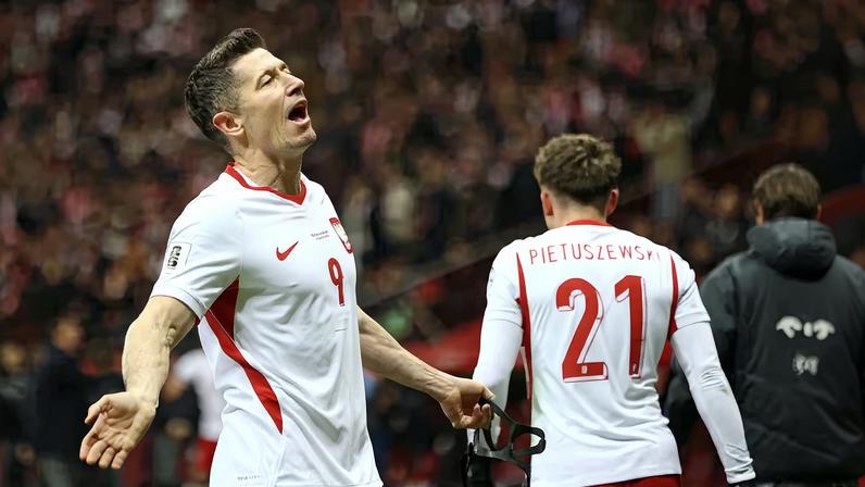 Lewandowski comemora o gol contra a Albânia — Foto: REUTERS